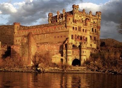 Bannerman Castle facade with BANNERMAN'S ISLAND ARSENAL lettering